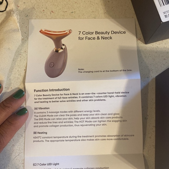 7 Color Beauty Device for Face & Neck in rose gold - Picture 6 of 12